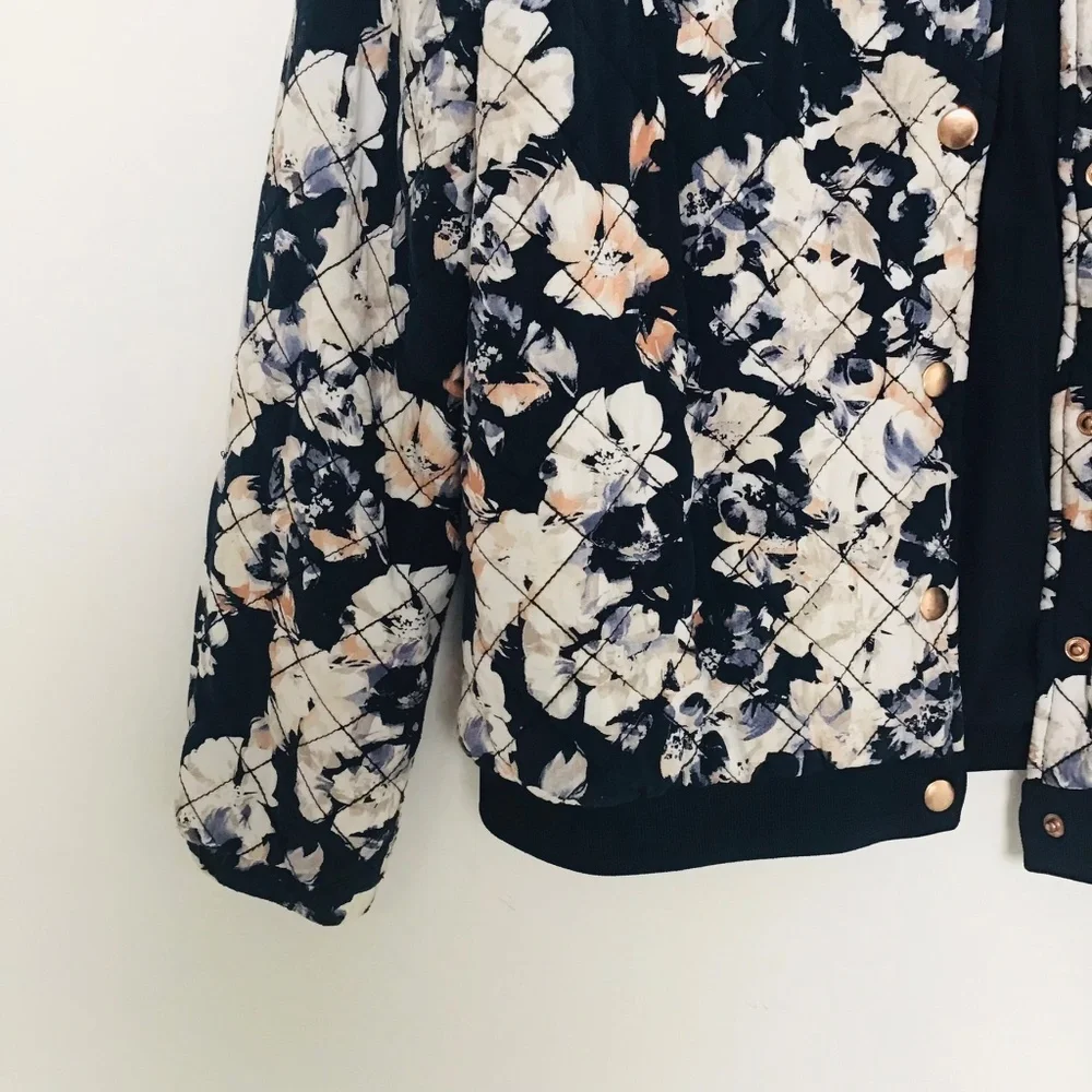 SOAKED IN LUXURY size M/L quilted jacket with blue/white/rose floral pattern - Picture 3 of 14